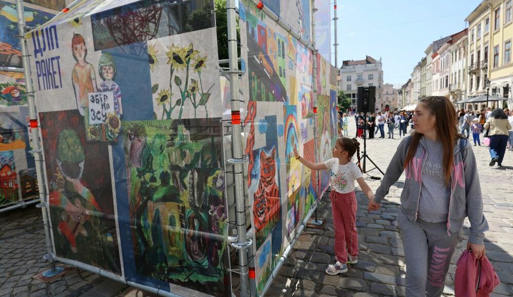 "Світлом надії": у центрі Львова відкрили виставку малюнків дітей-переселенців: фото