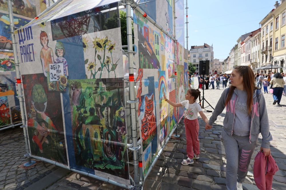 У центрі Львова відкрили виставку малюнків дітей-переселенців: фото