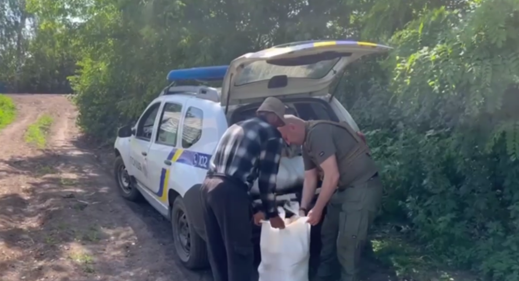 Полицейские доставили свежий хлеб в деоккупированные пункты Луганской области