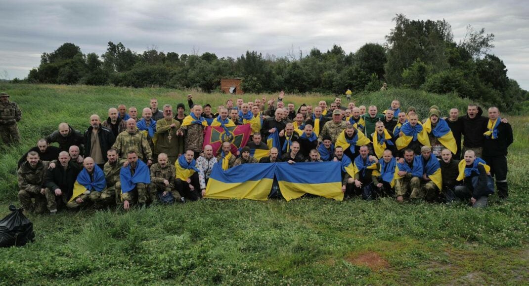 Захисники Маріуполя та Бахмута повертаються додому: 95 наших людей визволили з полону рф