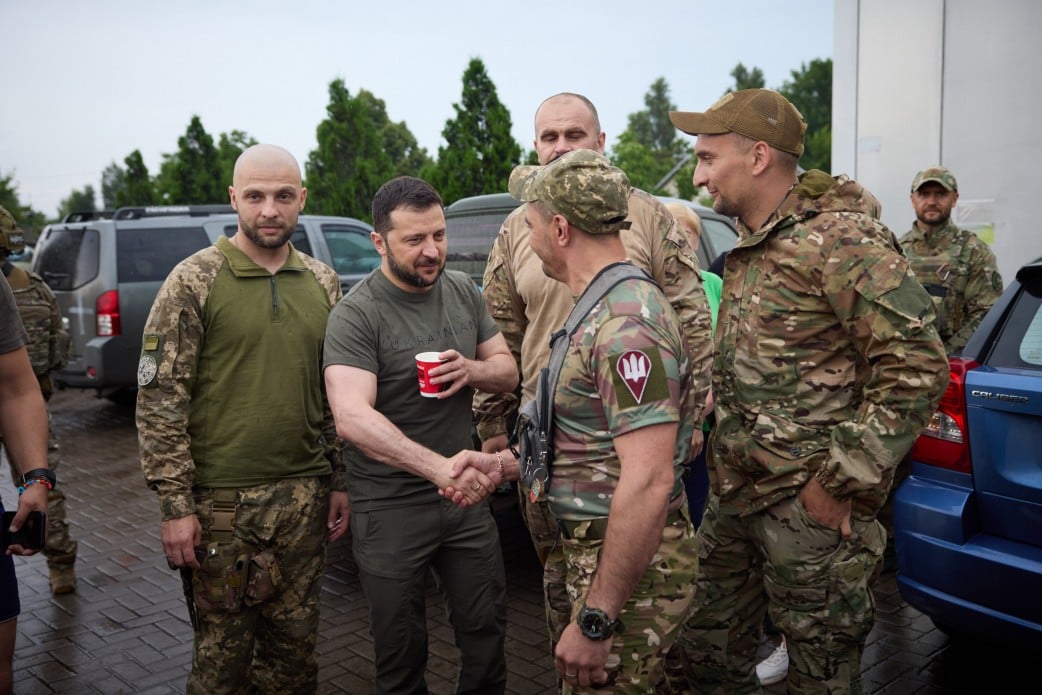 Зеленський відвідав підрозділи ЗСУ, які відзначилися на Бахмутському напрямку і вручив державні нагороди