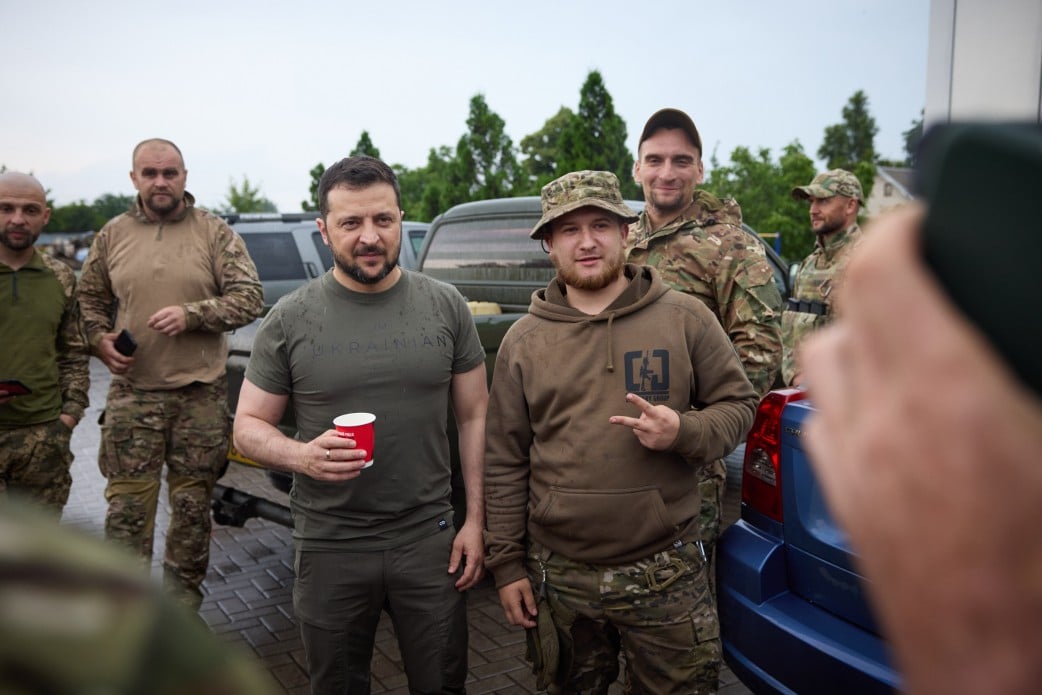 Зеленський відвідав підрозділи ЗСУ, які відзначилися на Бахмутському напрямку і вручив державні нагороди