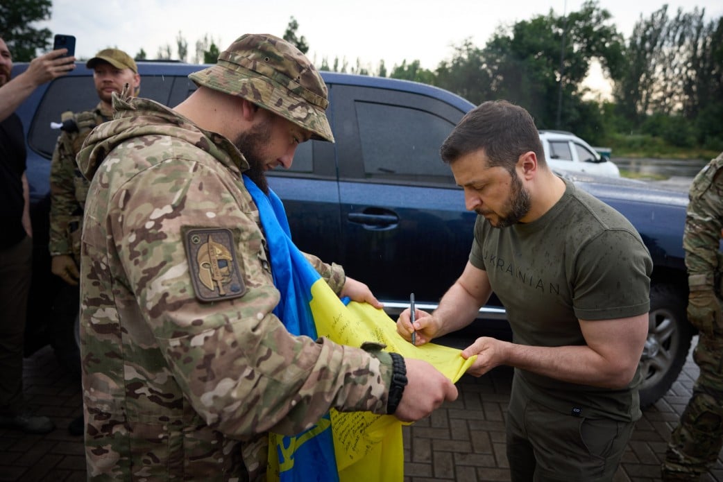 Зеленський відвідав підрозділи ЗСУ, які відзначилися на Бахмутському напрямку і вручив державні нагороди