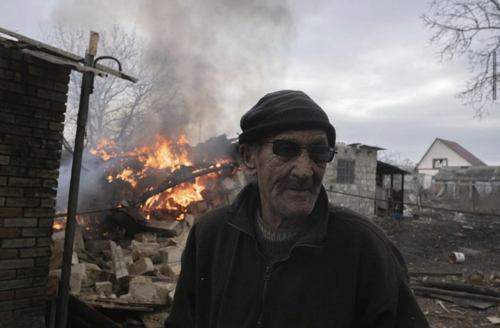 Донеччина. 69-річний Віктор та частина будинку, яка палає від російського обстріл