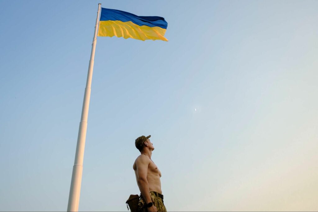 Краматорськ. Український військовий дивиться на місяць біля найбільшого стяга області.