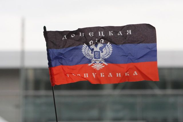 В оккупированном Донецке подростки сорвали флаги "днр" и рф со здания "госучреждения"