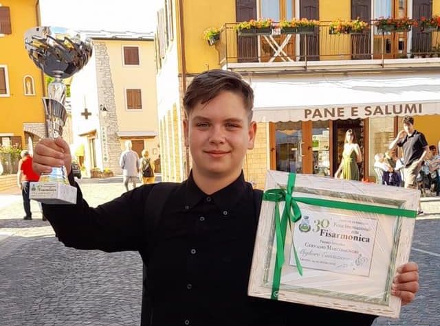 Школьник из Часового Яра, что в Донецкой области, победил на музыкальном конкурсе в Италии