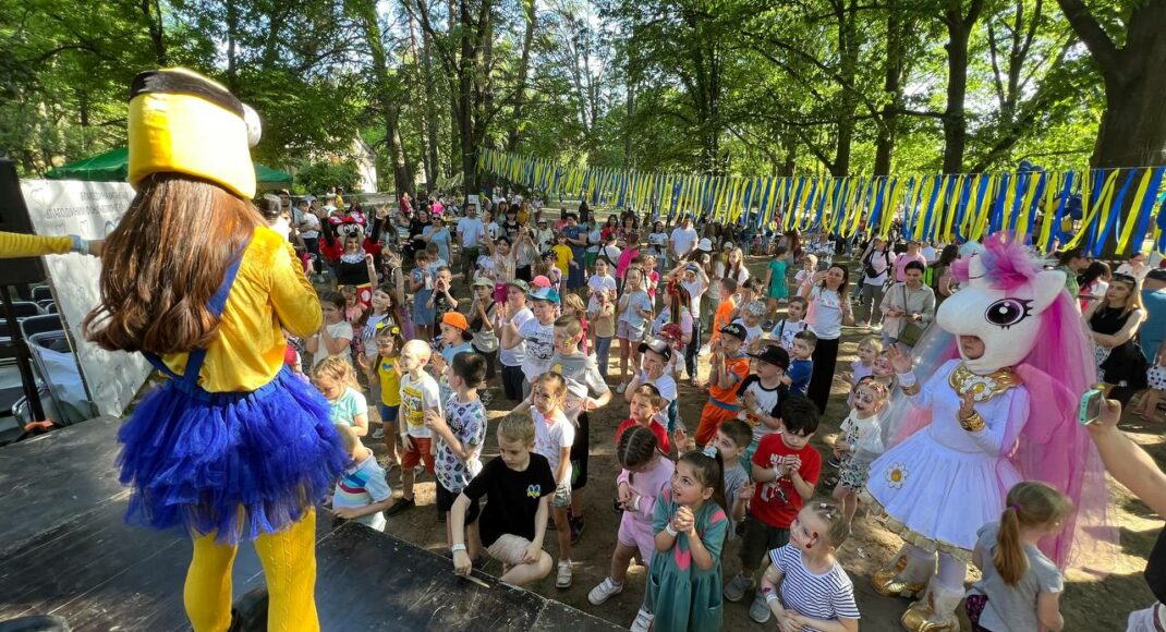 В Киеве волонтеры устроили праздник для детей-переселенцев