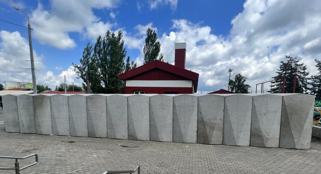 В Краматорске устанавливают мобильное защитное укрытие рядом с железнодорожным вокзалом