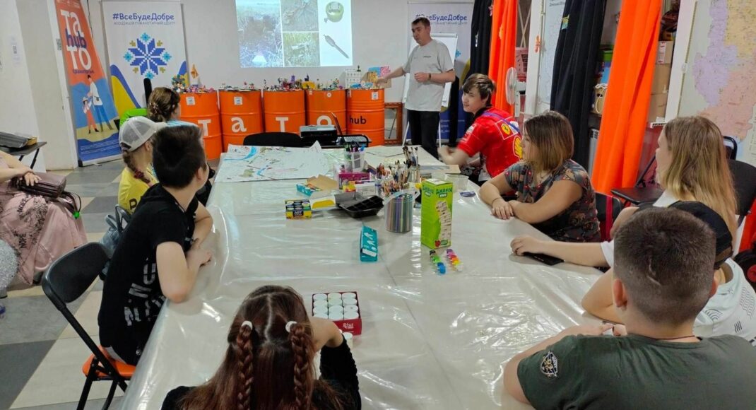 Волонтер у Краматорську організовує активності для дітей