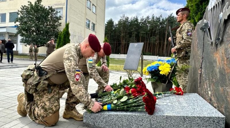 На Днепропетровщине почтили память погибших над аэропортом Луганска в 2014 году десантников