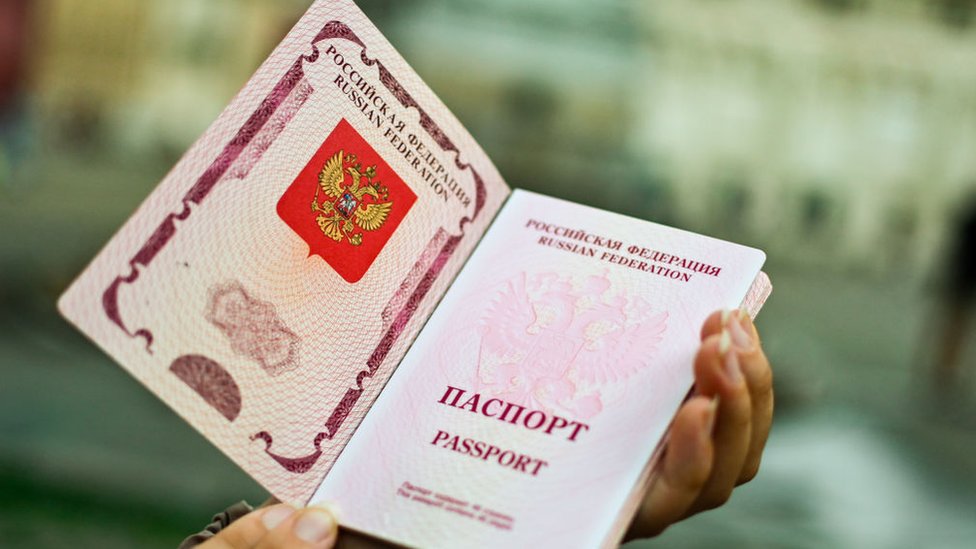 Оккупанты в Донецке начали выдавать загранпаспорта российского образца