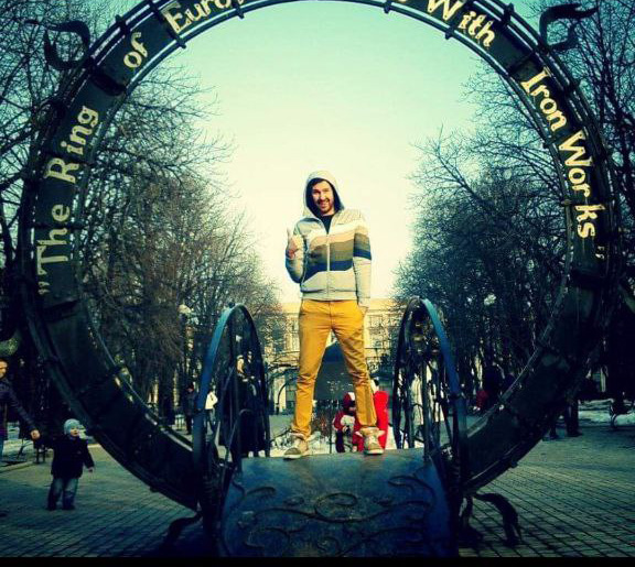 Андрій в парку кованих фігур у Донецьку
