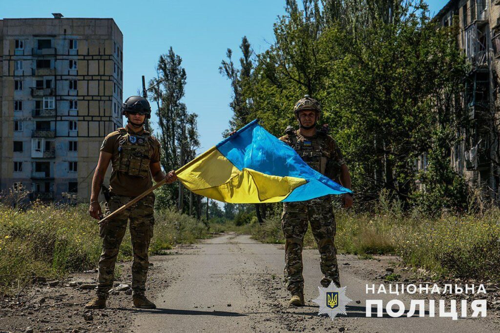 У День визволення Авдіївки поліцейські встановили український прапор на дев’ятиповерхівці на межі з тимчасово окупованим Донецьком