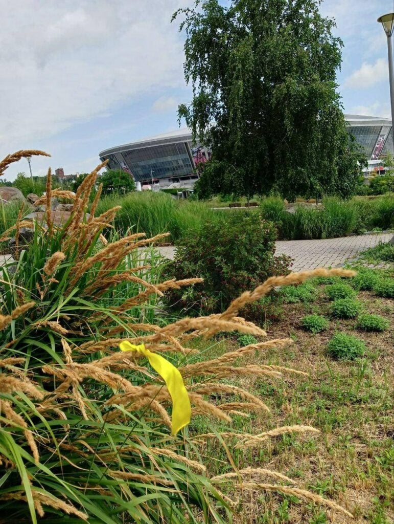 Біля Донбас Арени з'явилася стрічка проукраїнського спротиву: фото