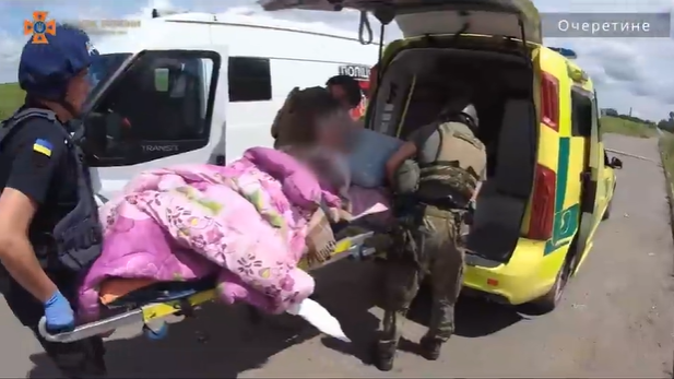 З Авдіївки вивезли двох літніх людей в медичний заклад: відео
