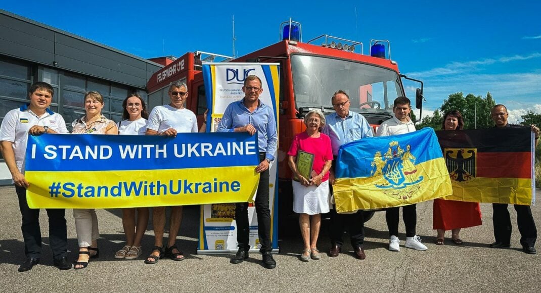 Представники німецько-українського товариства передали пожежний автомобіль рятувальникам на Донеччині