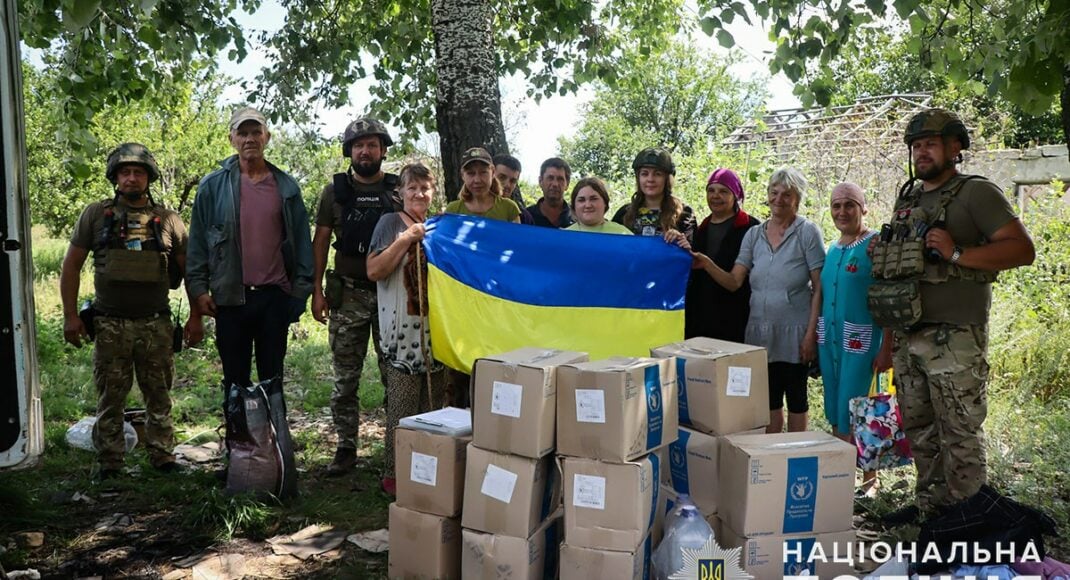 Волонтери та поліція на Донеччині доставили гуманітарну допомогу мешканцям зруйнованої Золотої Ниви: відео