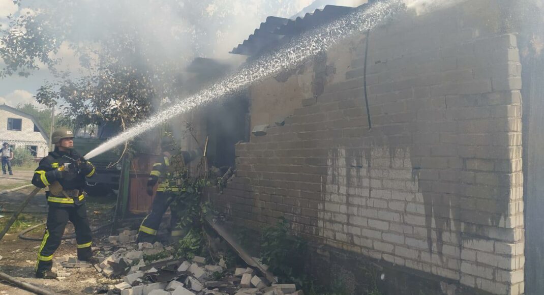 У Костянтинівці та Лиманській громаді рятувальники гасили пожежу в домах після обстрілів