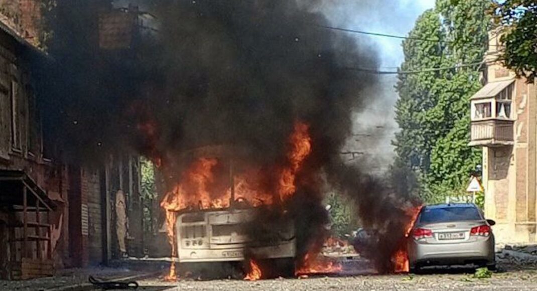 У центрі окупованого Донецька "прильоти": згорів автобус і автомобілі, загинула 1 особа, - соцмережі (відео)