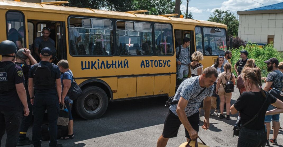 Спасатели продолжают эвакуировать население Донецкой области