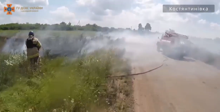 Костянтинівські рятувальники потрапили під ворожий обстріл під час ліквідації пожежі: відео