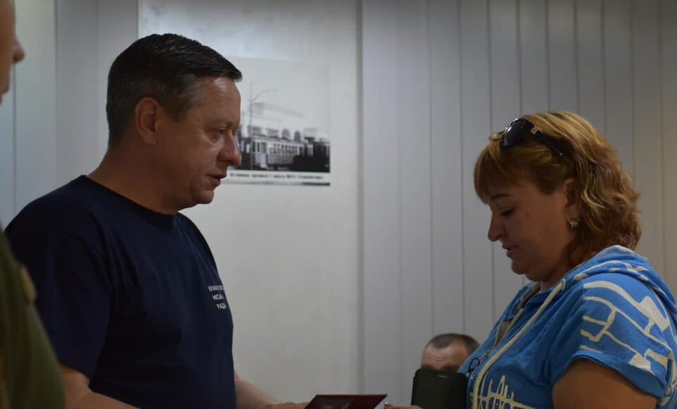 У Краматорську родинам полеглих захисників України вручили їх нагороди: фото