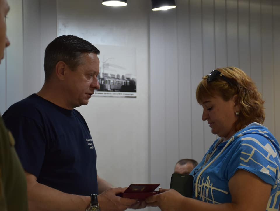 У Краматорську родинам полеглих захисників України вручили їх нагороди: фото