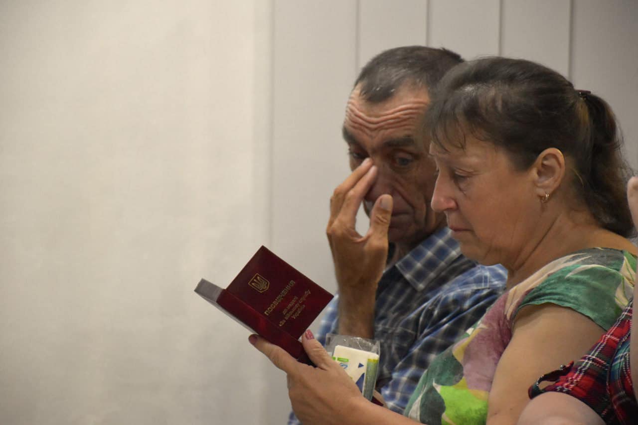 У Краматорську родинам полеглих захисників України вручили їх нагороди: фото