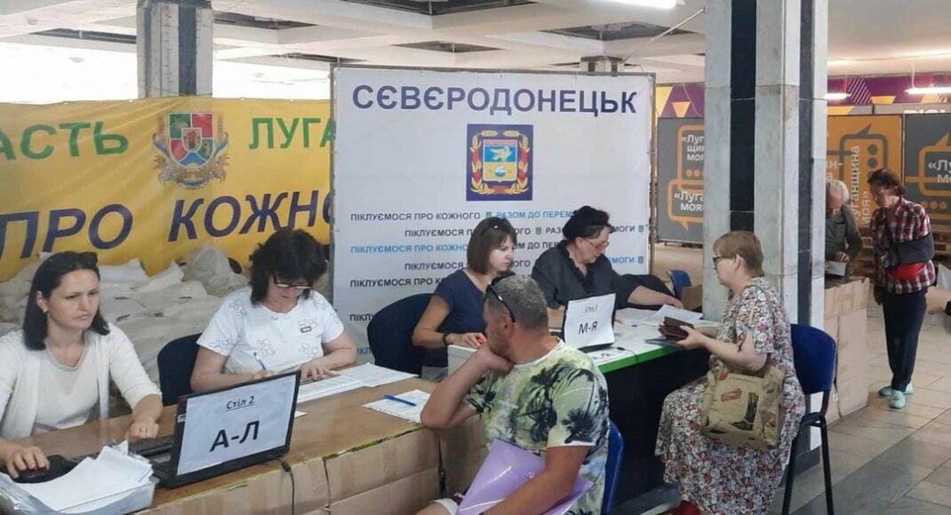 В хабе Северодонецкой громады в Днепре луганским переселенцам выдано еще 1280 наборов продуктов