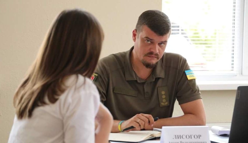 Лысогор провел первый личный прием жителей Луганской области в Днепре