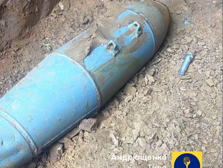 У Маріуполі зі зруйнованого будинку росіяни дістали чергову бомбу ФАБ-500: фото