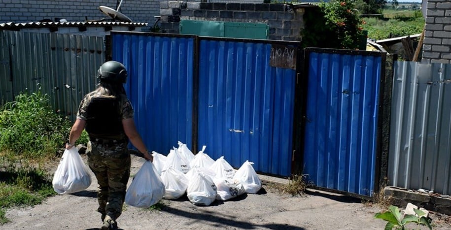 На Донеччині "Білі Янголи" доставили гуманітарну допомогу у Торське: відео