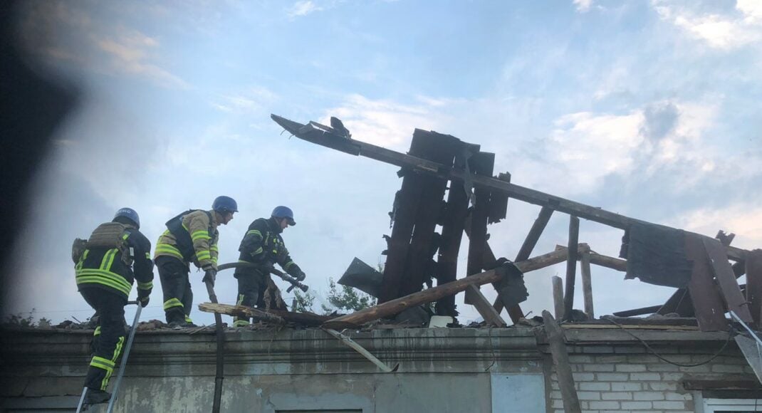 На Донеччині у селі Дружба сталося загоряння будинку внаслідок ворожого обстрілу