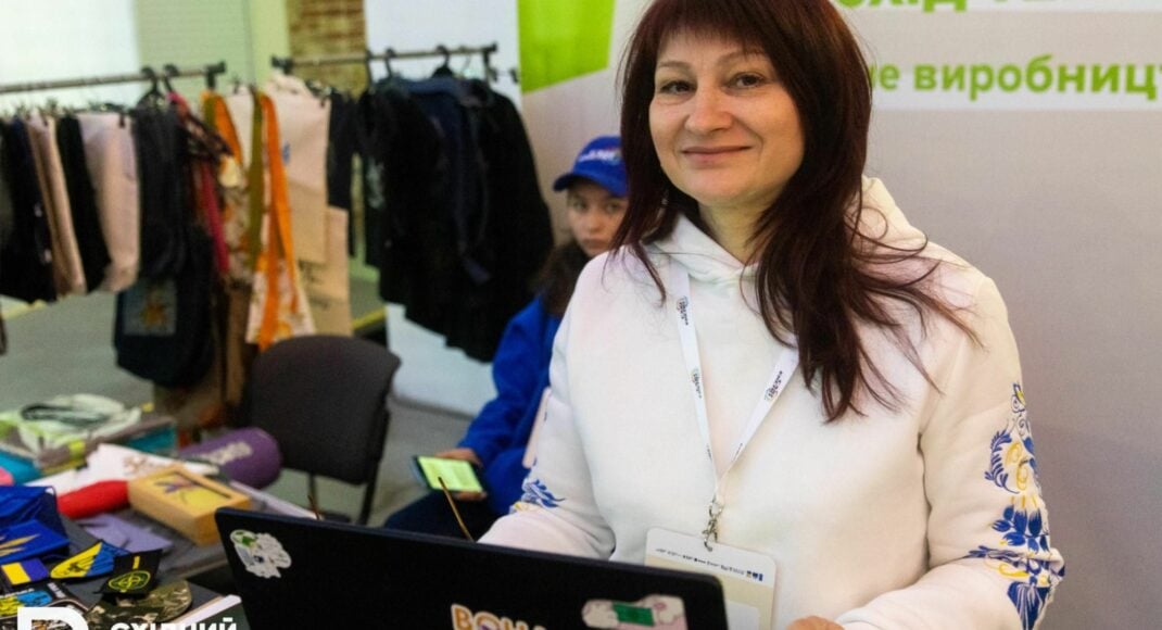 Переселенка из Северодонецка возобновила свое швейное производство во Львове