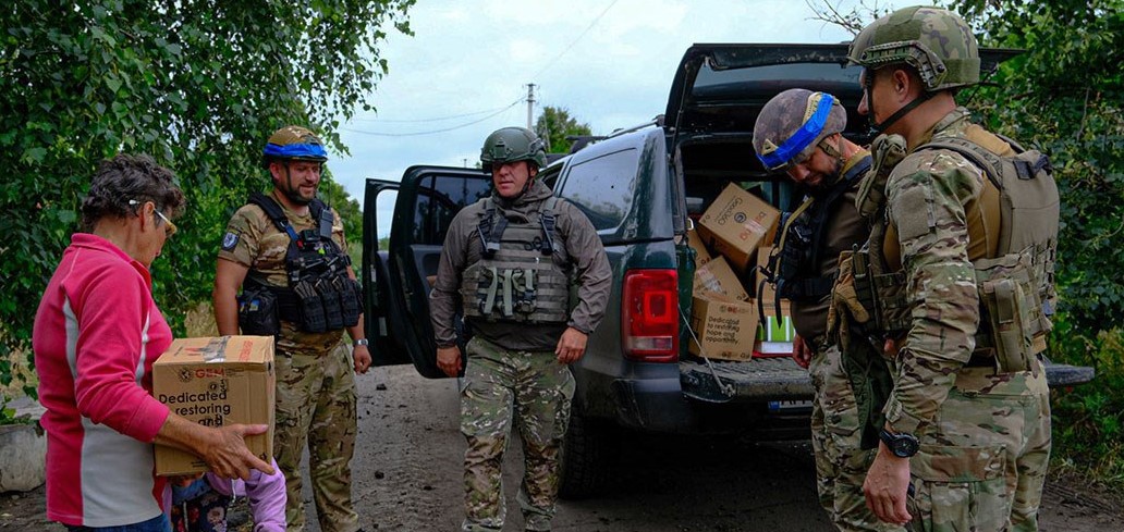 Поліцейські привезли гуманітарну допомогу у прифронтову Времівку на Донеччині