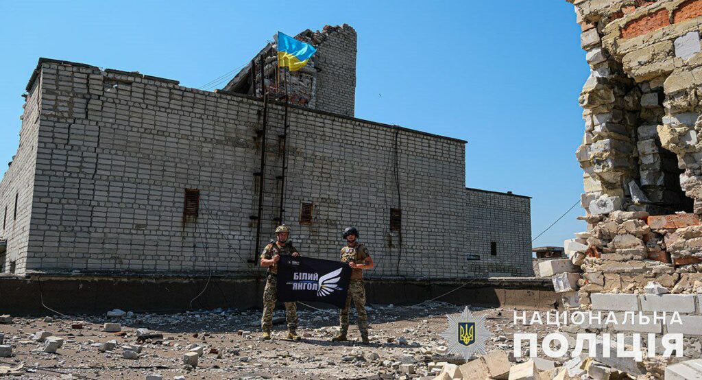 У День визволення Авдіївки поліцейські встановили український прапор на дев’ятиповерхівці на межі з тимчасово окупованим Донецьком