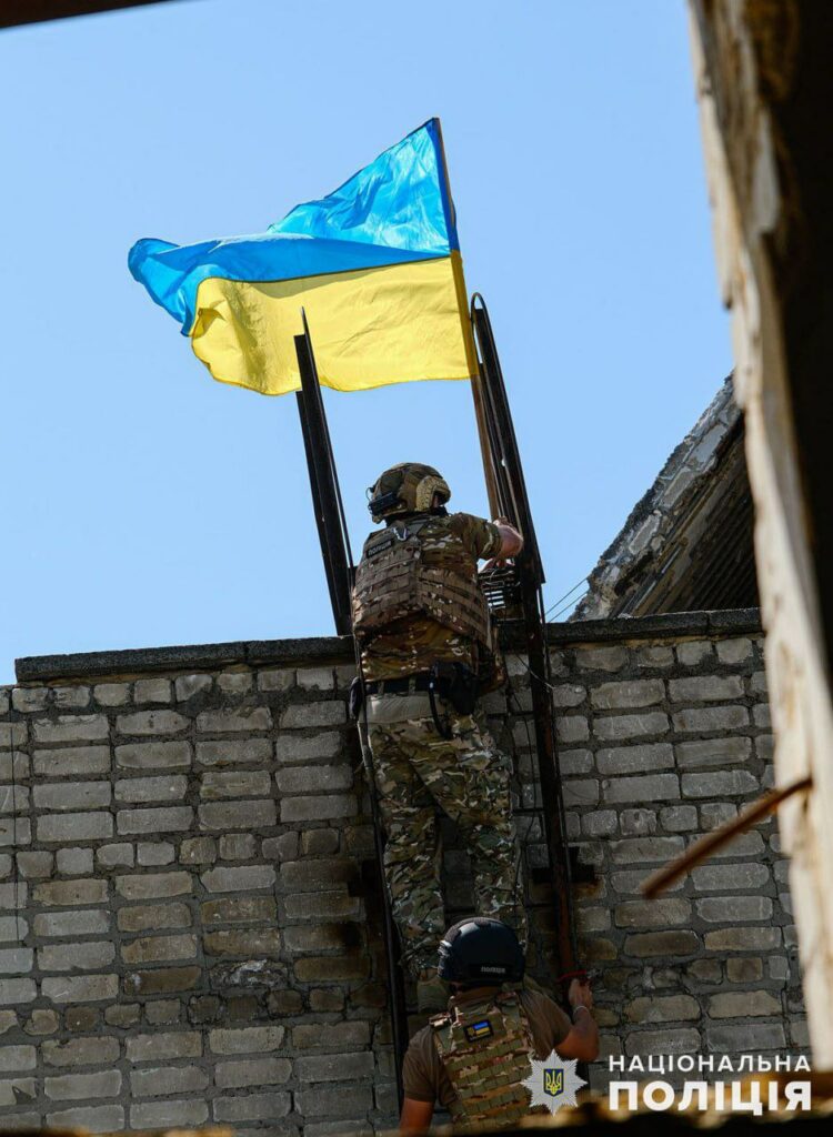 У День визволення Авдіївки поліцейські встановили український прапор на дев’ятиповерхівці на межі з тимчасово окупованим Донецьком