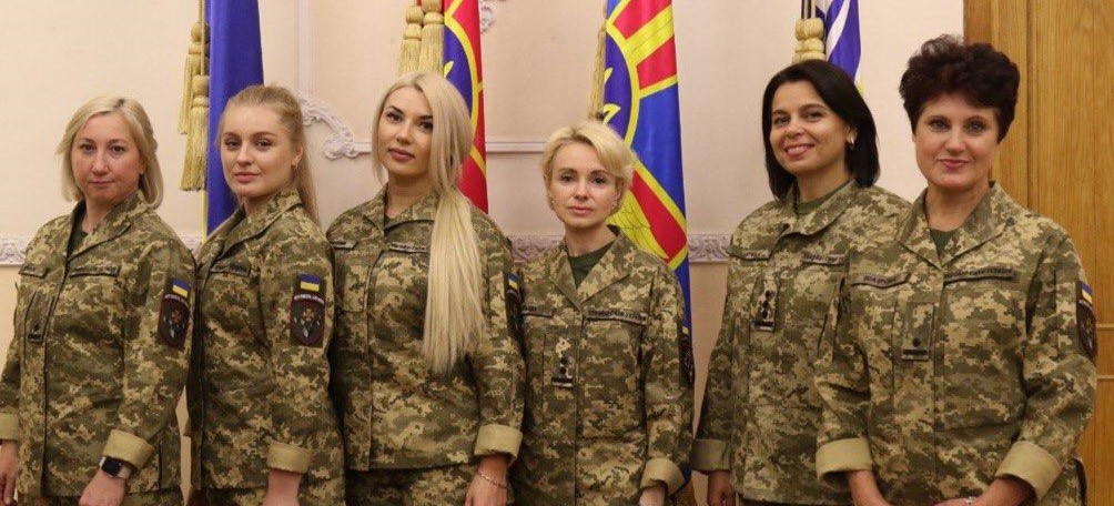 У Міноборони презентували оновлену літню військову форму одягу для жінок