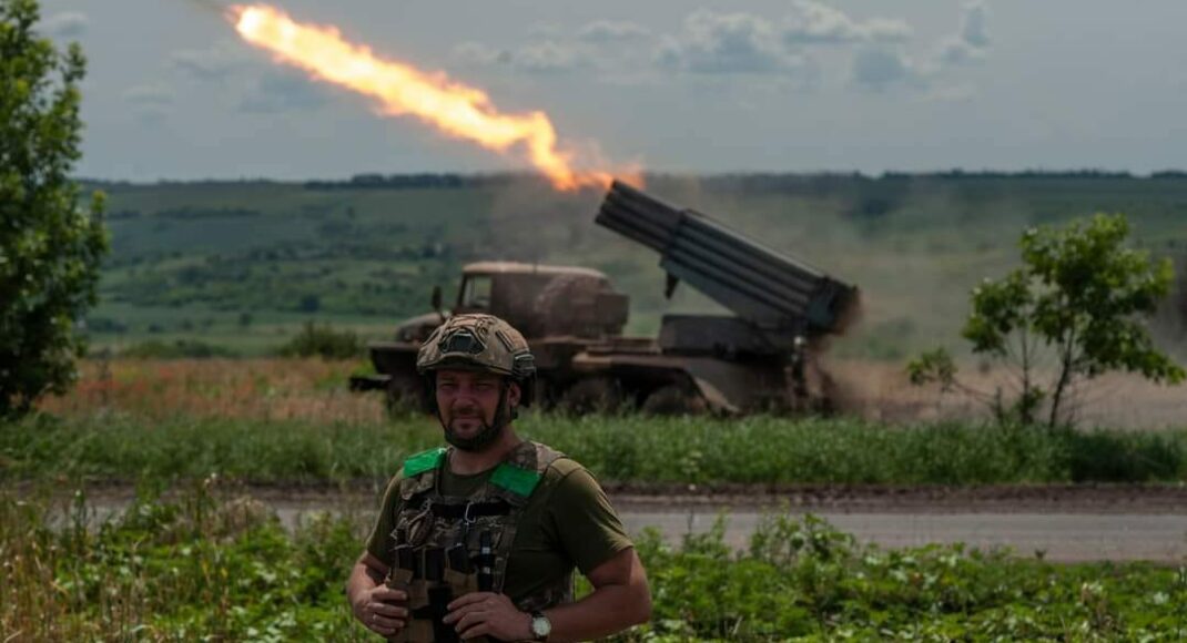 На Бахмутському напрямку реактивна артилерія ЗСУ знищила ворога у лісосмузі (відео)