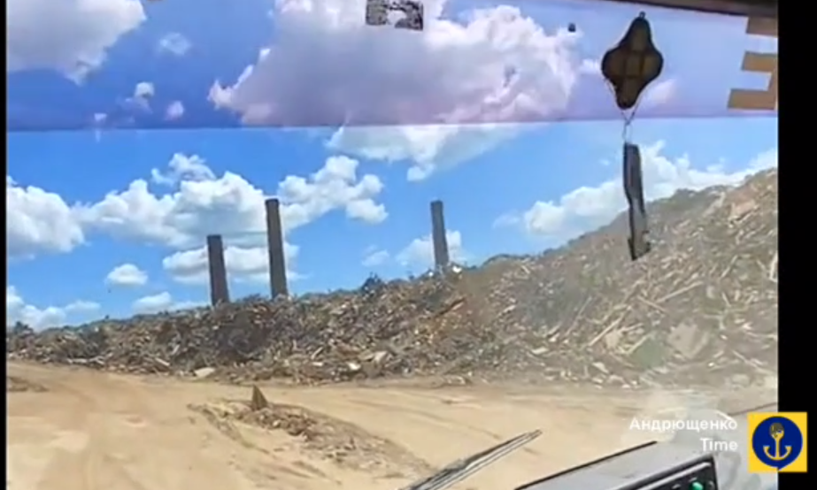 В оккупированном Мариуполе созданы бетонные горы из разрушенных домов: видео