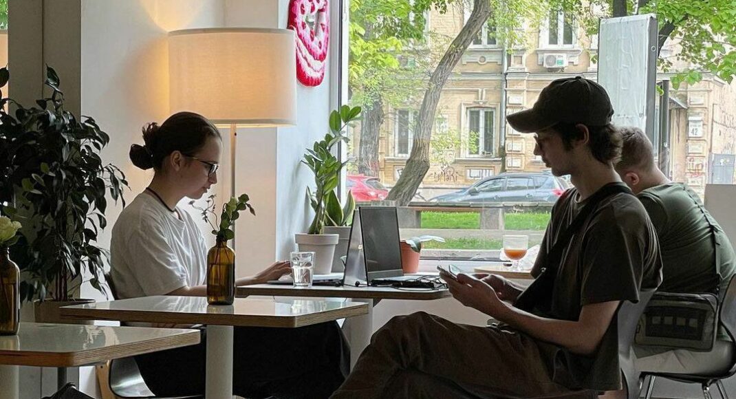 У Києві донеччанка відкрила веганське кафе з оригінальними назвами тістечок