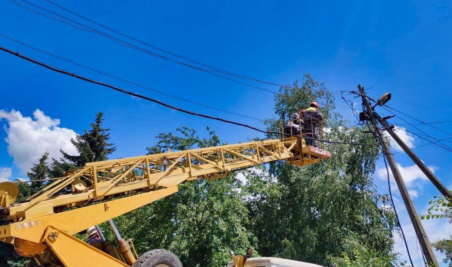 За тиждень енергетики Донеччини відновили подачу світла у 96 населених пунктів