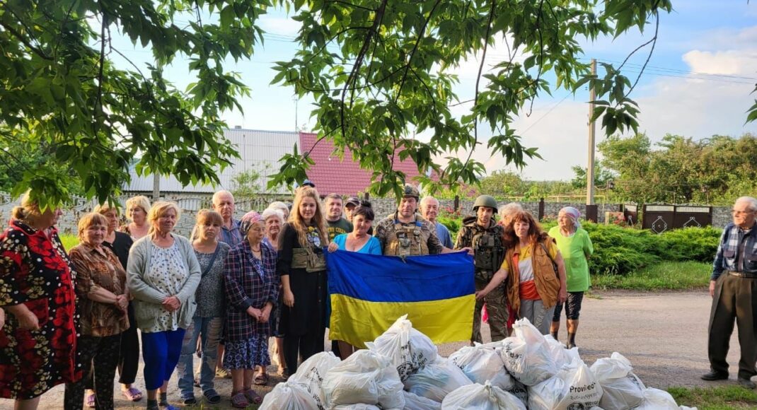 Волонтерка з Красногорівки розвозить гуманітарну допомогу жителям Донеччини