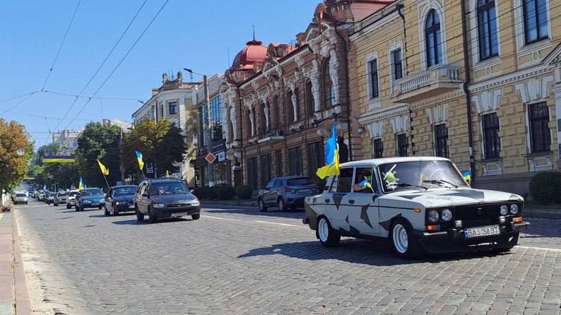 У Кропивницькому пройшов автопробіг на підтримку оборонців Маріуполя: фото