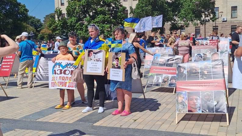 У Кропивницькому пройшов автопробіг на підтримку оборонців Маріуполя: фото