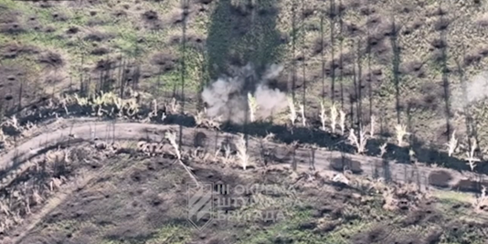 Українські бійці показали вогневе ураження позицій окупантів вздовж дороги під Бахмутом: відео
