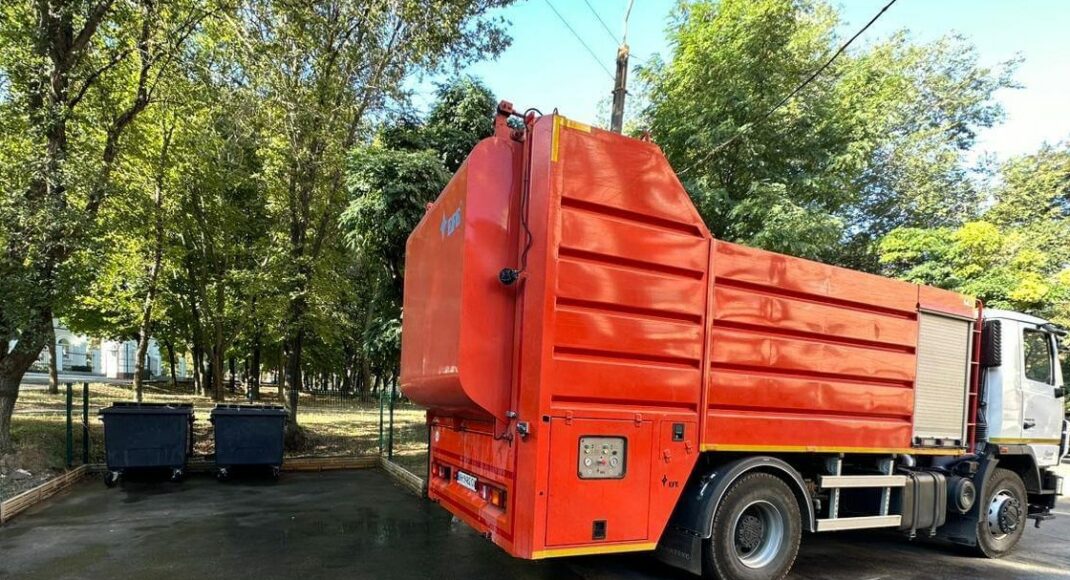 В Краматорске работает авто для мойки мусорных контейнеров