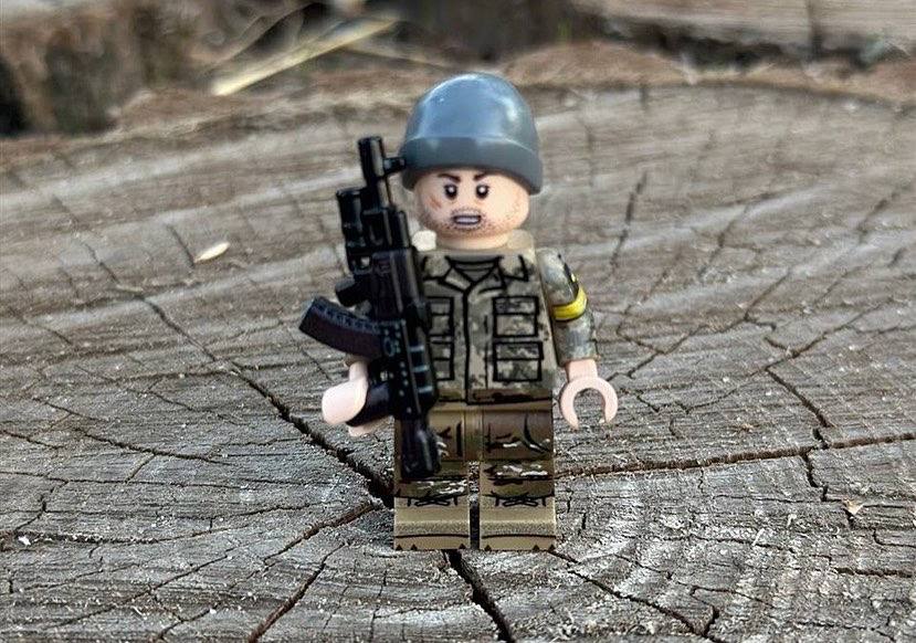 LEGO випустило ще 4 фігурки захисників Маріуполя