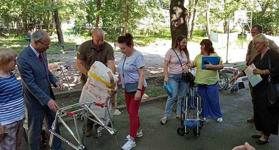 У Києві переселенцям з Луганщини видали інвалідні візки, які передала Японія
